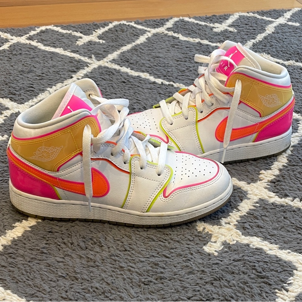 Air Jordan Mid Edge Glow